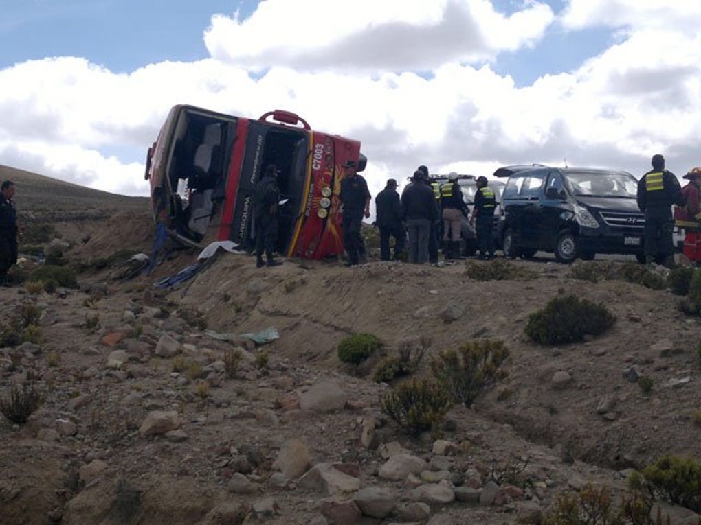 Identifican a tres fallecidos de accidente en carretera Puno Arequipa