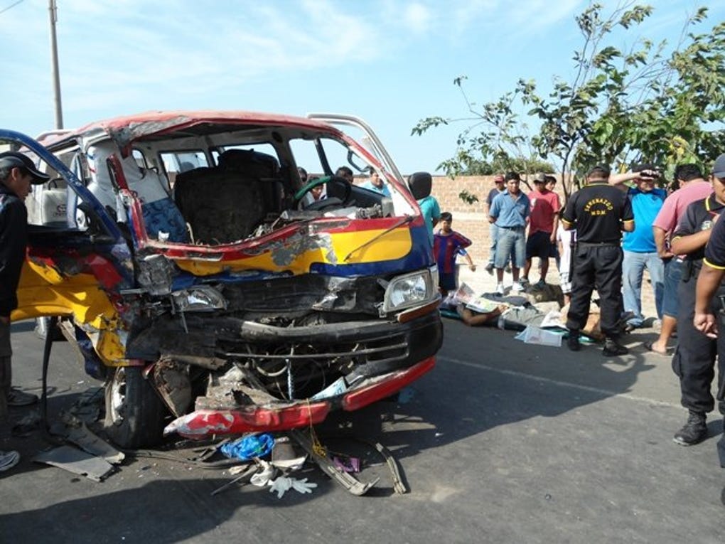 Trujillo: Un muerto y 17 heridos deja choque entre combi y camioneta