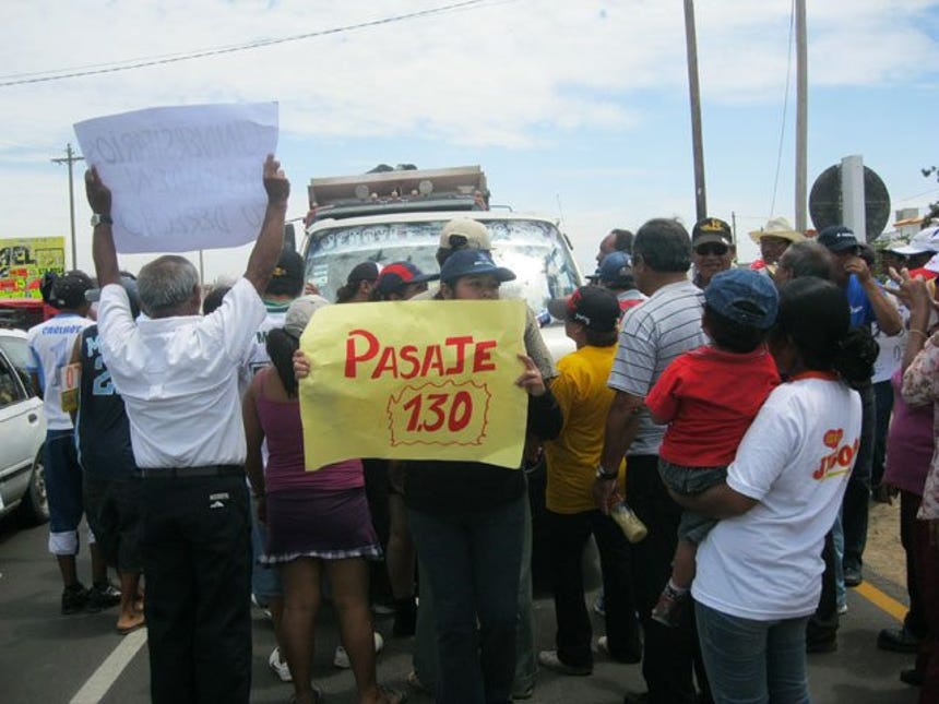 Chiclayo: Pobladores protestan contra el alza de pasajes en Pimentel