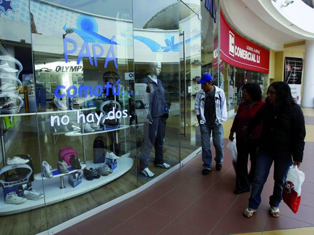 Reportan caída de niño desde el tercer piso de un centro comercial