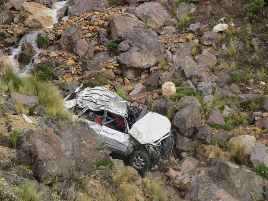 Huancavelica: Auto cae a un abismo y deja un muerto y cinco heridos