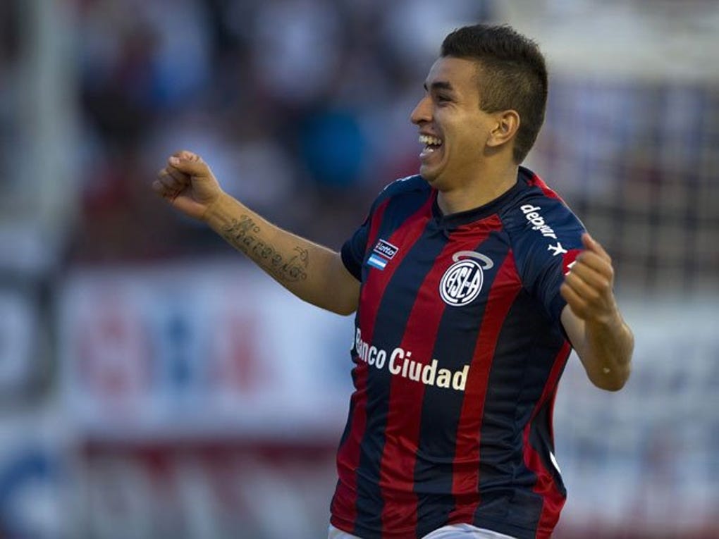 San Lorenzo venció 1-0 a Boca Juniors y pelea por la punta con Newell"s