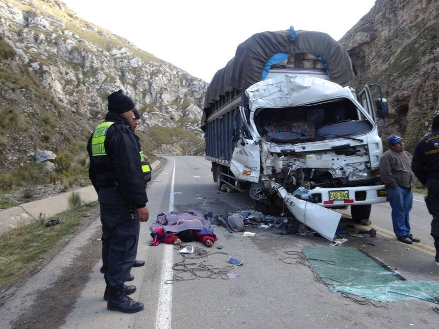 La Oroya: Un muerto y un herido deja choque entre camión y ómnibus