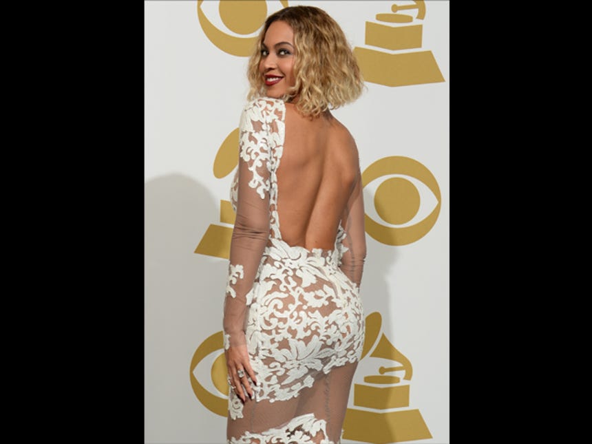 Beyonc con su infartante vestido en la alfombra roja de los Grammy