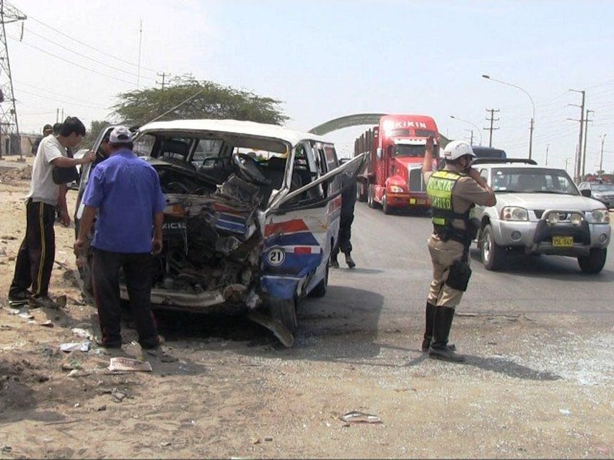 Trujillo: choque entre combi y auto deja un muerto y cuatro heridos