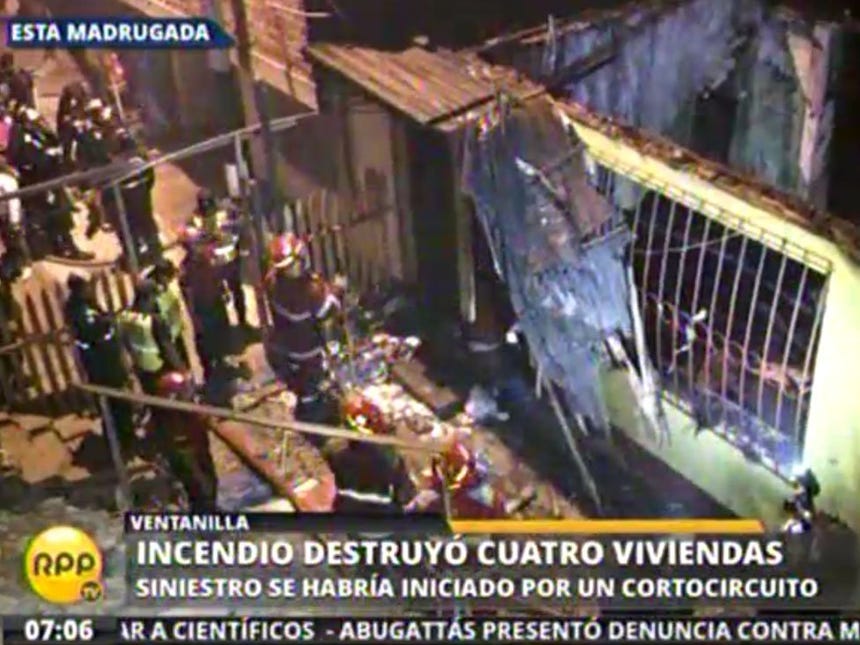 Crónicas de madrugada: un incendio arrasa con cuatro casas en Ventanilla
