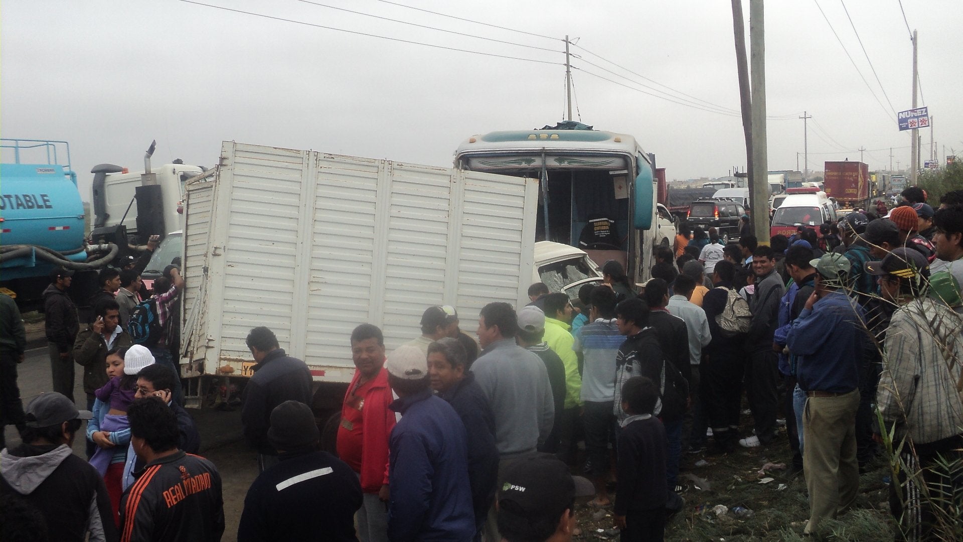 Pisco: un muerto y 35 heridos deja choque en Panamericana Sur