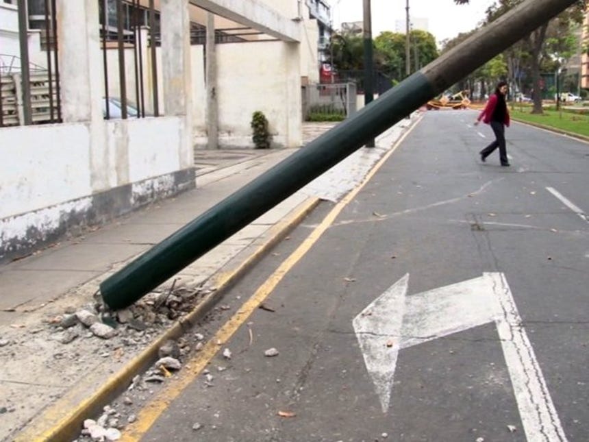 Camioneta se despista y choca contra un poste de luz en Miraflores