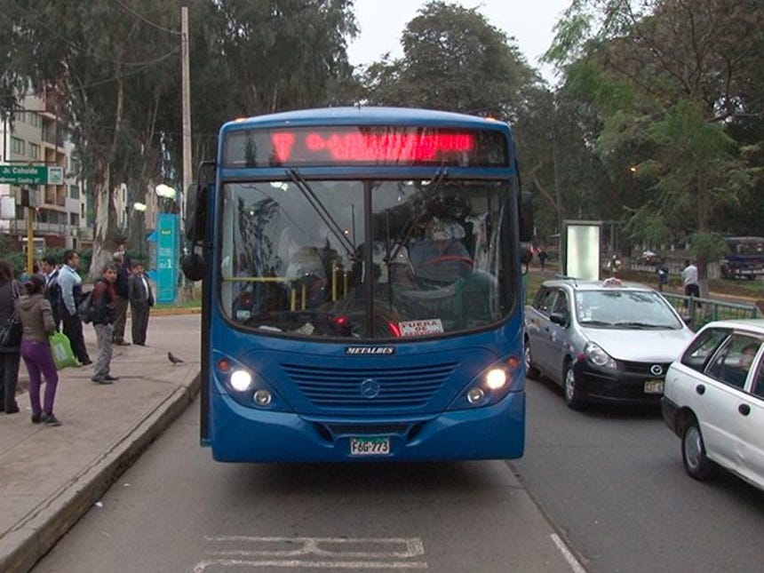 Lince: Choque entre bus del Corredor Azul y auto dejó herido grave