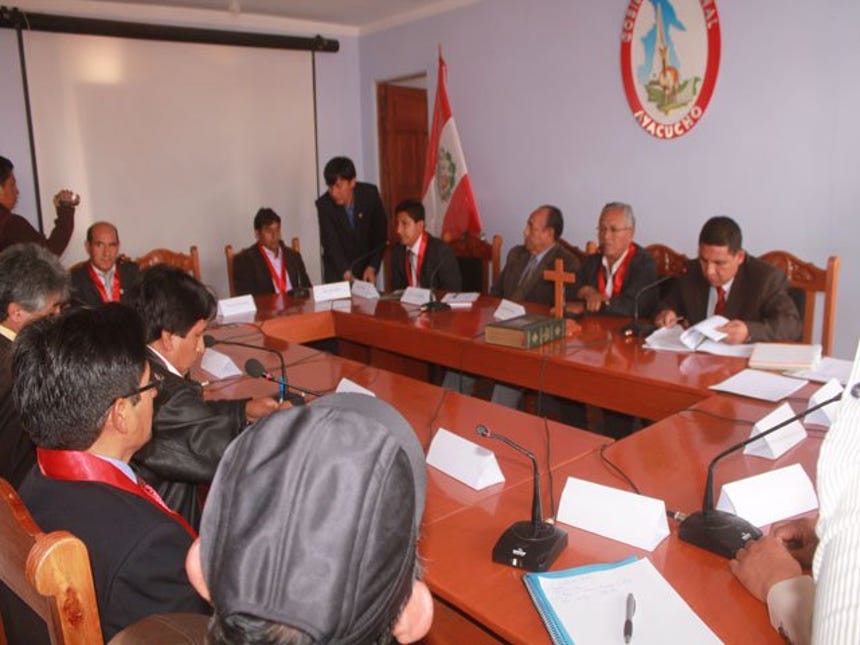 Ayacucho: censuran a director regional de Educación por mala gestión