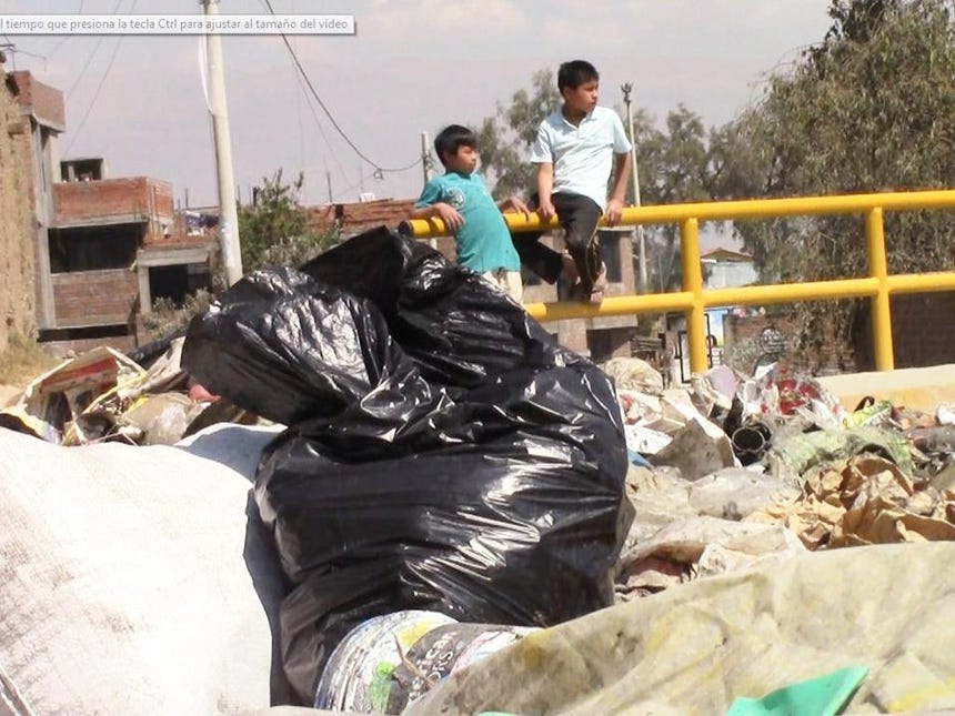 Huancayo: vecinos bloquean puente con basura por rio contaminado->
