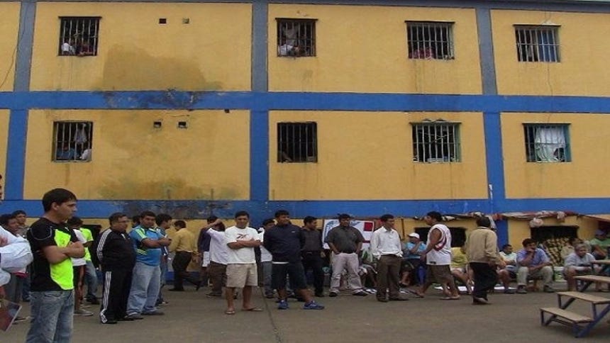 Chiclayo: reos arman motín en techo de penal de Picsi luego de incendio