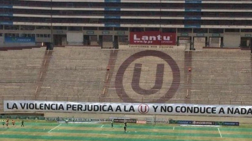 Este fue el cartel mostrado en la tribuna sur del Estadio Monumental.