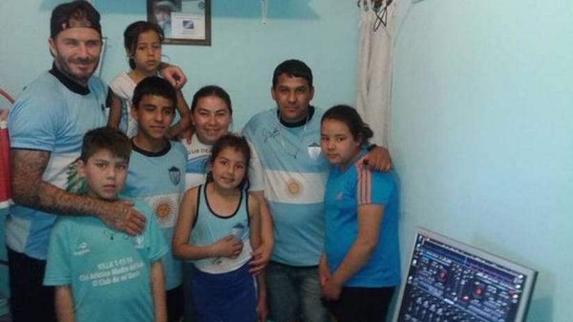 David Beckham visitó y jugó con los vecino de Villa 1-11-14