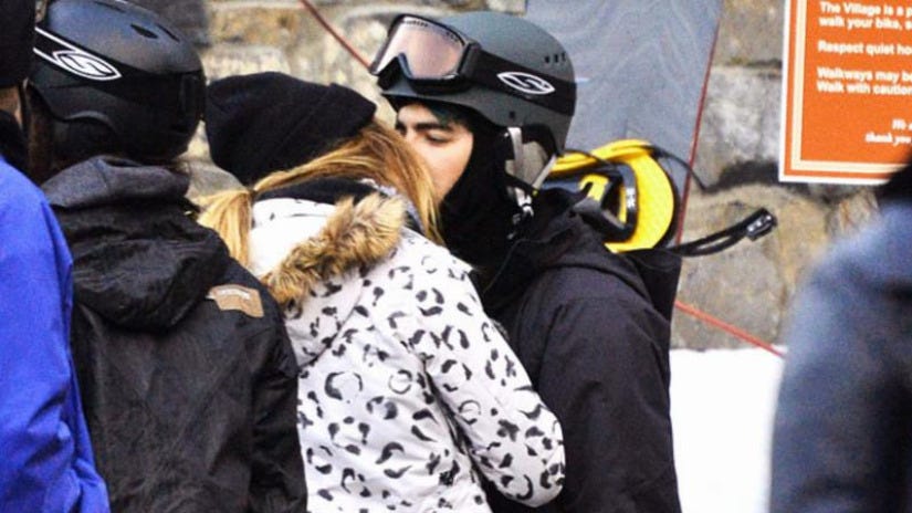 Momento romántico de la nueva pareja.