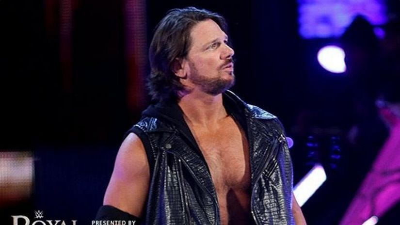 El debut de AJ Styles: el 'Fenomenal' hizo su primera aparición en la WWE causando un gran impacto entre los fanáticos. Estamos impacientes por ver qué rivalidad tendrá.