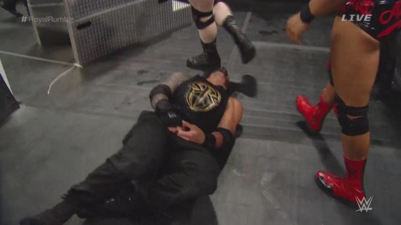 La masacre y el retorno de Roman Reigns: el entonces campeón fue sacado del ring (mas no eliminado) por Sheamus y la Liga de Naciones. Allí fue masacrado de tal forma que tuvo que irse tras bastidores, sin embargo no se rindió y volvió sobre el final de la pelea para defender su título.