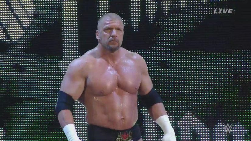 El retorno de Triple H: el Juego fue la gran sorpresa al entrar a la batalla real con el número 30, ante la incredulidad de Roman Reigns. El Asesino Cerebral volvió luego de un mes de ausencia tras ser masacrado por el propio Reigns en el evento TLC 2015 y salió en busca de venganza.