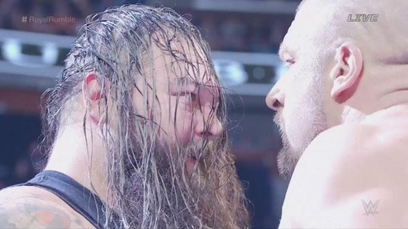 Bray Wyatt vs. Triple H: no duró mucho, pero mientras duró fue muy intenso. El Devorador de Mundos y el Rey de Reyes se encararon y pelearon por unos minutos, que fueron de los más emocionantes de la noche.