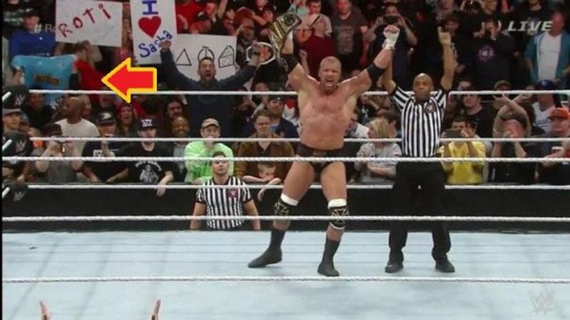 La camiseta de Sporting Cristal: dicen que hay un peruano en todos lados y el Royal Rumble 2015 no fue la excepción. Un hincha con la camiseta de Sporting Cristal estuvo al borde del ring durante todo el evento pero se hizo más evidente mientras Triple H celebraba su victoria.
