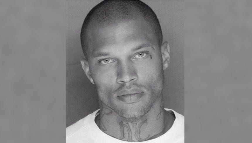 Luego de que se hiciera famoso en 2014 por su atractivo y trabajado cuerpo, recientemente salió en libertad Jeremy Meeks, el preso estadounidense que revolucionó las redes sociales. Ahora plena iniciar una carrera en el mundo del modelaje. 