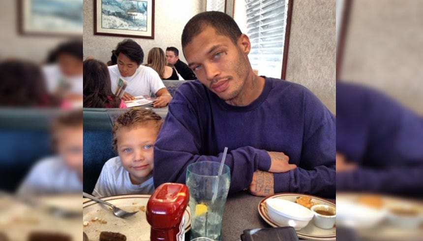 Luego de que se hiciera famoso en 2014 por su atractivo y trabajado cuerpo, recientemente salió en libertad Jeremy Meeks, el preso estadounidense que revolucionó las redes sociales. Ahora plena iniciar una carrera en el mundo del modelaje. 