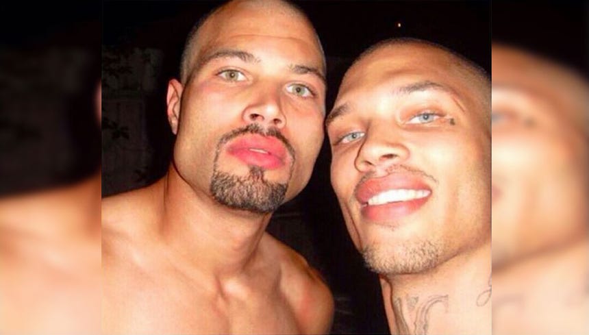 Luego de que se hiciera famoso en 2014 por su atractivo y trabajado cuerpo, recientemente salió en libertad Jeremy Meeks, el preso estadounidense que revolucionó las redes sociales. Ahora plena iniciar una carrera en el mundo del modelaje. 