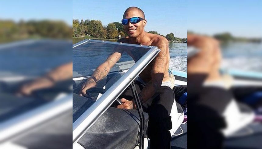 Luego de que se hiciera famoso en 2014 por su atractivo y trabajado cuerpo, recientemente salió en libertad Jeremy Meeks, el preso estadounidense que revolucionó las redes sociales. Ahora plena iniciar una carrera en el mundo del modelaje. 