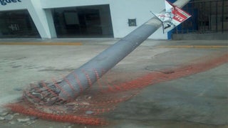 San Miguel: poste cae cerca de centro de salud