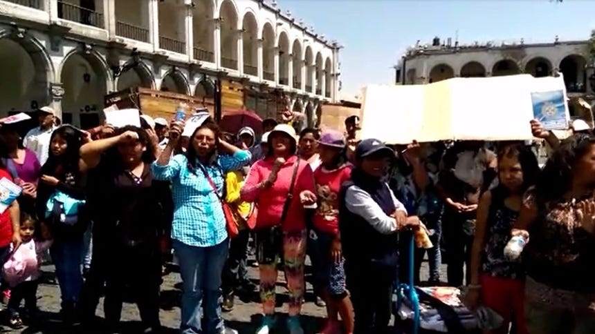 Padres protestan por retraso de obras en Colegio Emblemático