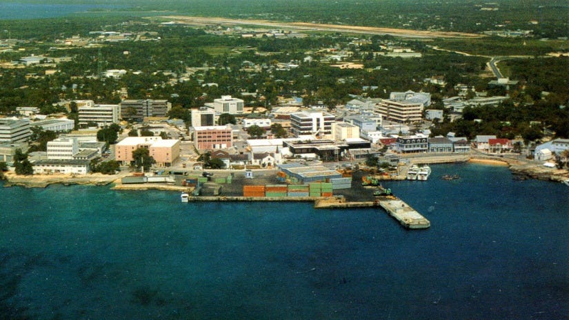 Las Islas Caimán, una postal de los paraísos fiscales.