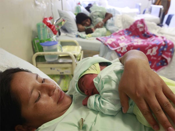 La asegurada debe contar con tres meses consecutivos de aportaciones o cuatro no consecutivos dentro de los seis meses anteriores al mes en que se inicia el goce del subsidio.