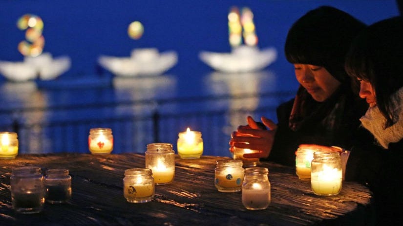 Los japoneses en los refugios oran, a la espera de poder regresar a casa.