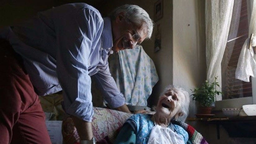 Un médico la visita una vez por semana para evaluar su estado de salud.