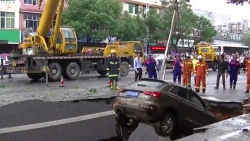 Los cuatro autos hundidos fueron rescatados por una grúa.