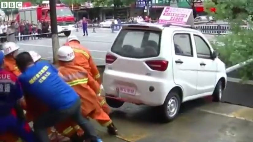 El pequeño auto blanco, que se salvó por muy poco de caer en el agujero, fue rescatado por los bomberos y su dueño.