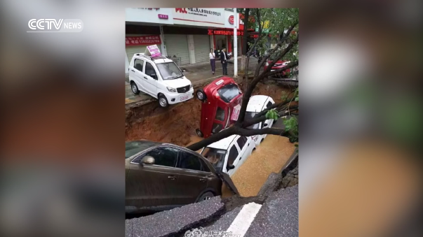 YouTube: pista colapsa y se traga cuatro autos en China