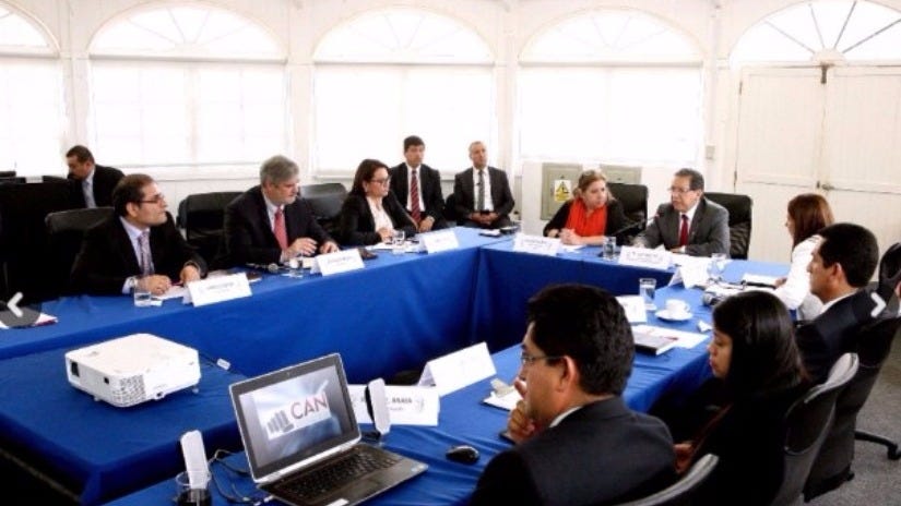 El Fiscal con el grupo de trabajo y los partidos contendores.