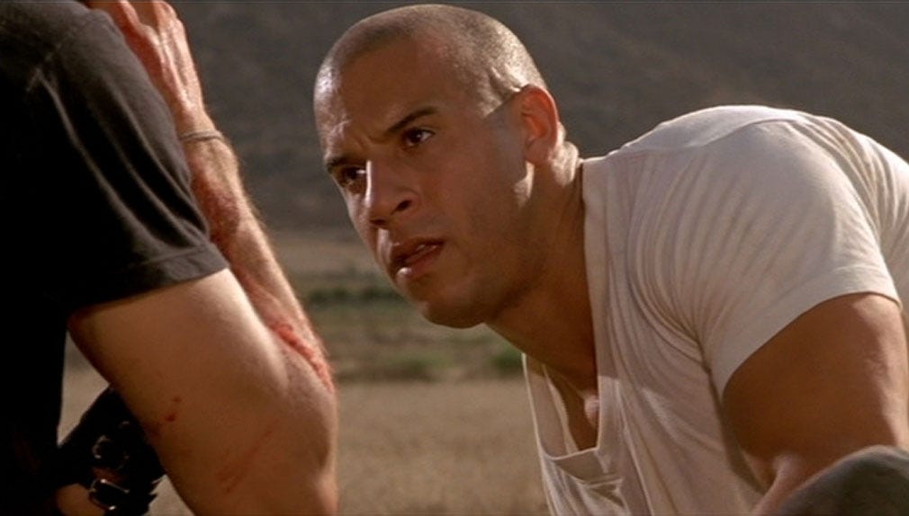 A lo largo de la saga el rostro de Vin Diesel ha presentado algunos cambios, notándose ligeramente el paso de los años. Aquí se le observa en una escena de la primera entrega de 