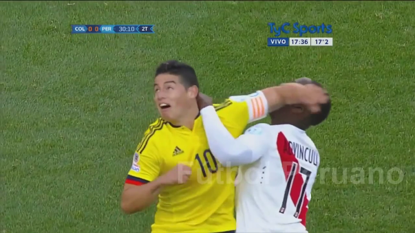 El cobarde codazo de James a Advíncula