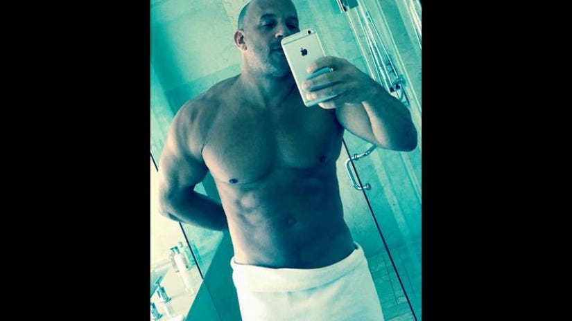 El actor de Rapidos y Furiosos muestra orgullosamente su musculoso cuerpo.