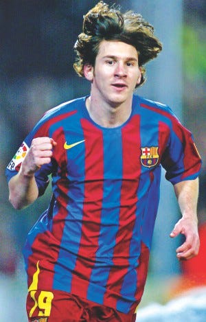 2004: Messi debutó ese año con el cabello largo y descuidado.