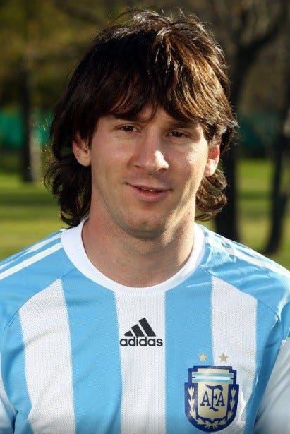 2008: El delantero argentino tuvo el cabello largo y desaliñado ese año.