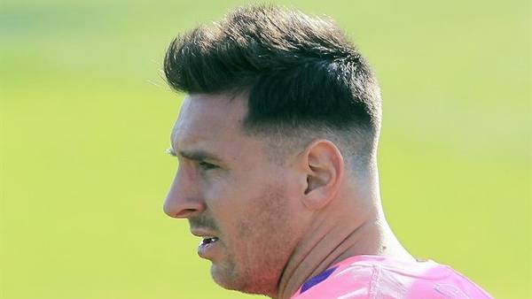 2015: Lionel Messi sorprendió a todos con este extravagante corte de cabello.