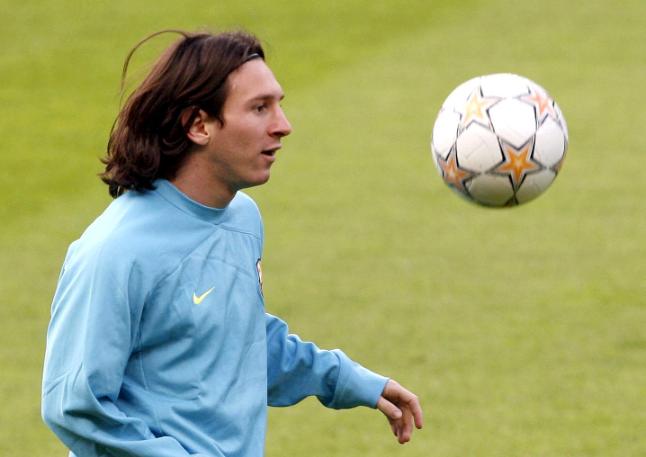 2007: Messi comenzó su carrera con el cabello largo sujetado por una vincha.
