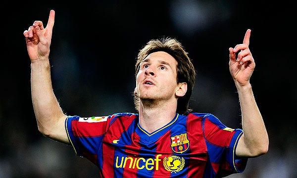 2010: Messi lució un look con el cabello frondoso pero no tan largo como en sus primeros años en el Barza.