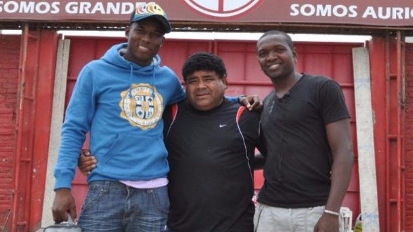 Aquí Ángel 'Maradona' Barrios con sus supuestos hijos Alfredo René Perlaza Quiñonez (falleció en un accidente en 2015) y Max Barrios cuando jugaba en Juan Aurich (2012).