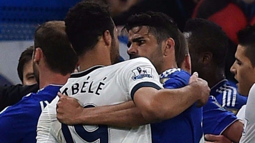 Diego Costa tuvo un altercado en un partido clave que el Leicester venció al Chelsea.