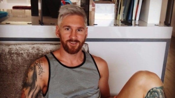 2016: La esposa de Lionel Messi utilizó sus redes sociales para presentar el look que tendrá la 'Pulga' en la temporada 2016-2017.