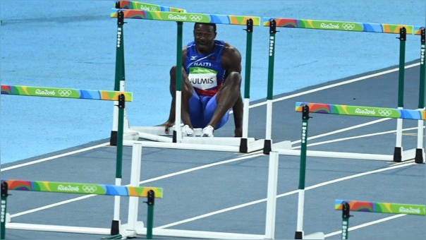 Jeffrey Julmis lamentándose en el suelo por lo que le había sucedido. A pesar de esto, se paró y terminó la competencia.